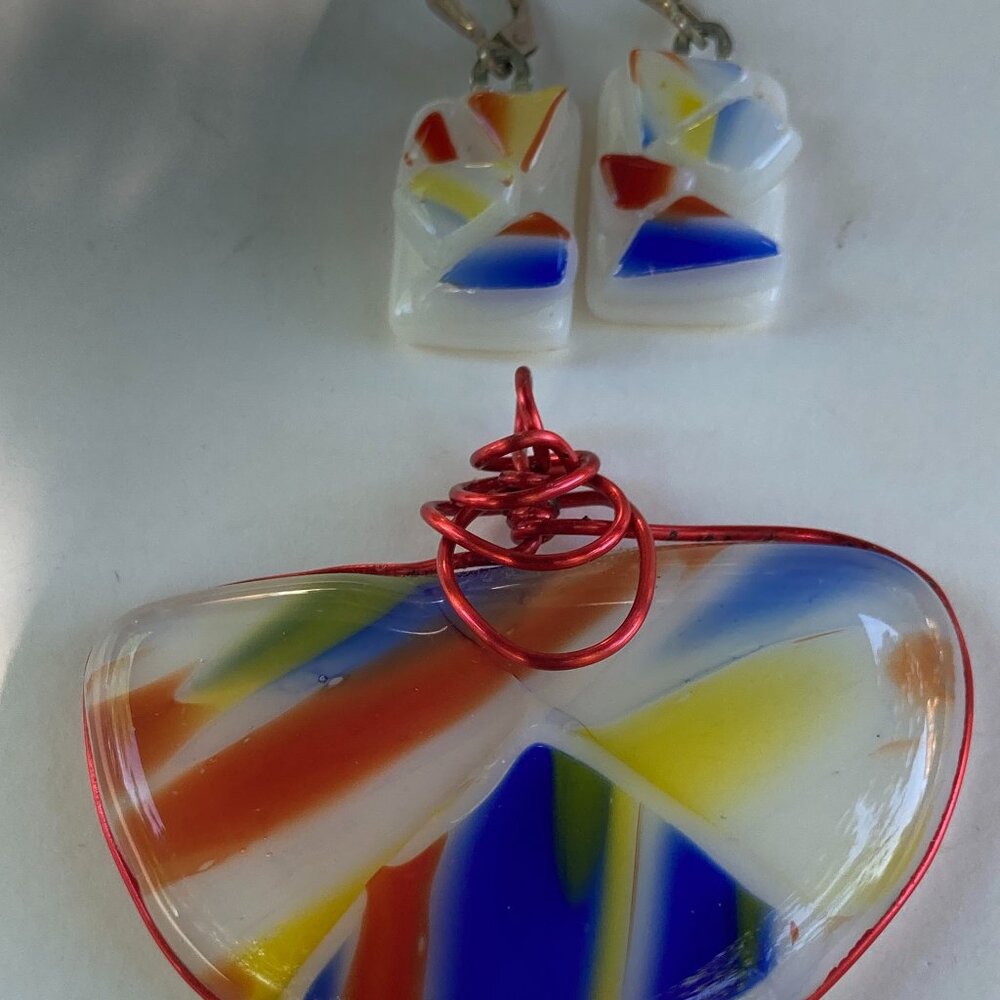 Colorful handmade art glass fan-shaped pendant and matching dangle earrings - Picture 4 of 7